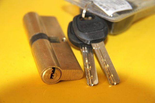 钥匙断了在里面怎么抠出来,钥匙一不小心被拧断