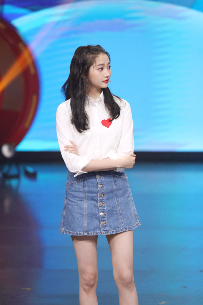 柳岩关晓彤cos青蛇白蛇秀舞姿,柳岩和关晓彤演青蛇白蛇跳舞