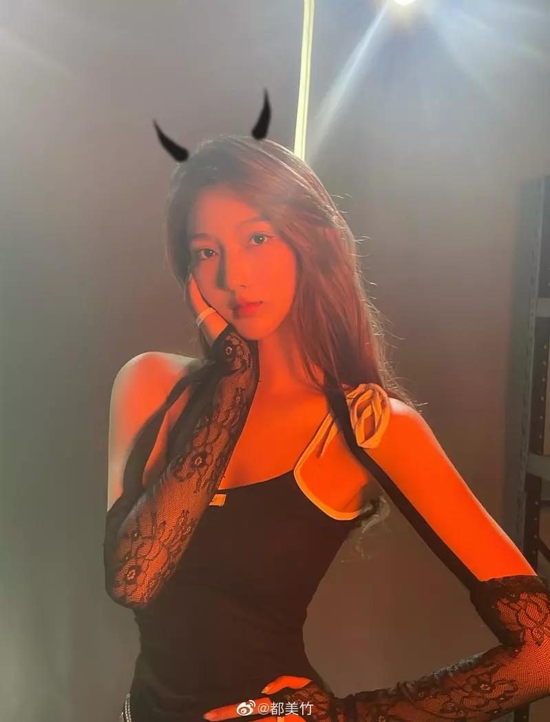 都美竹爆酒后性关系内幕吴亦凡称只见过一面互相矛盾