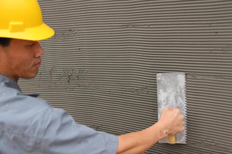 新房入住不到一个月顶上开裂,新房入住不到一年墙皮脱落