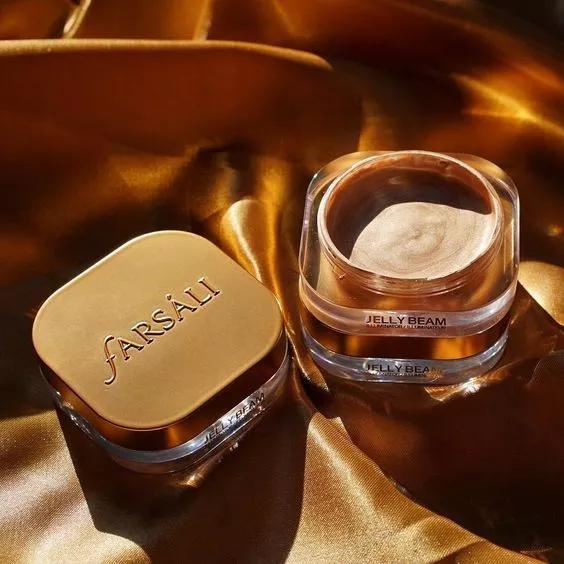 佟丽娅将任春晚主持，却被质疑稳输董卿？但在妆容上她确实赢了..