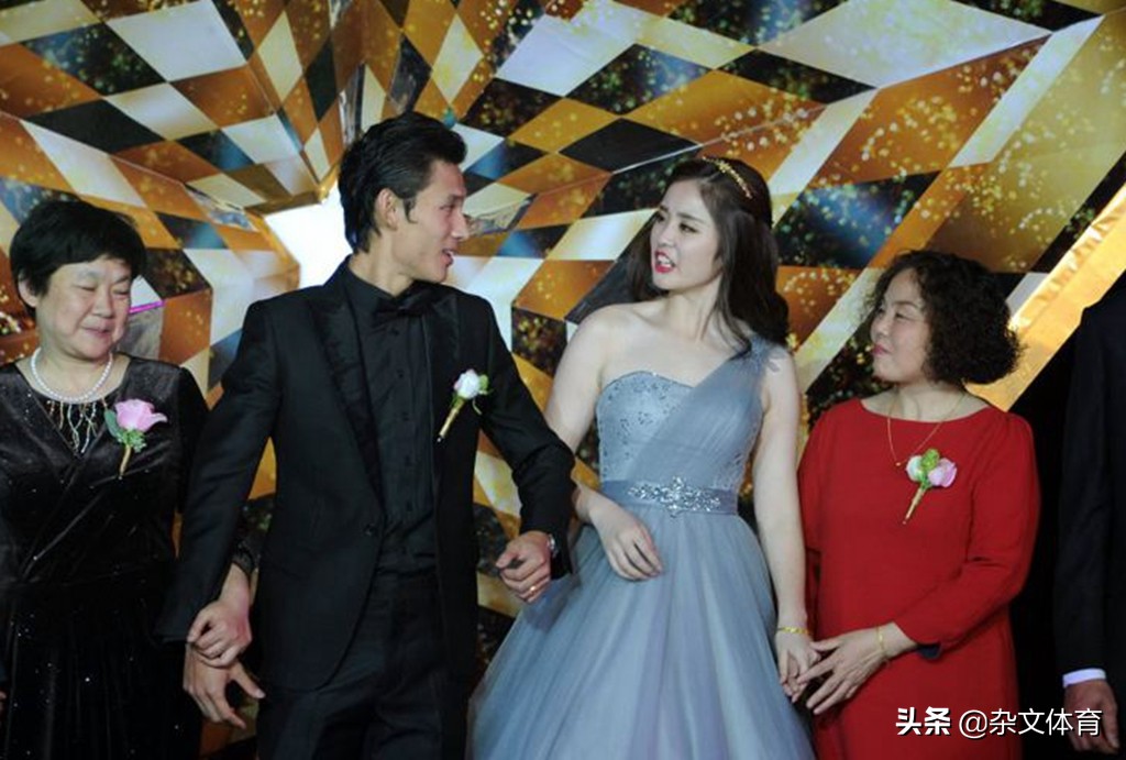 上港夺冠武磊和老婆,上海上港主力与妻子