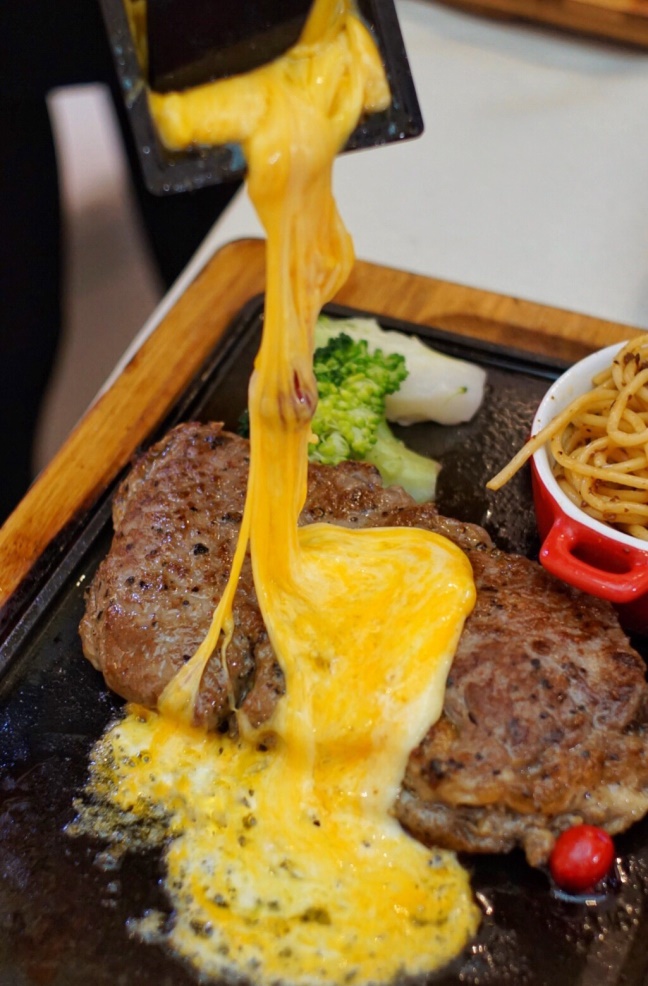 福牛年聚豪客来，厚切牛排加上瀑布芝士，美味翻倍