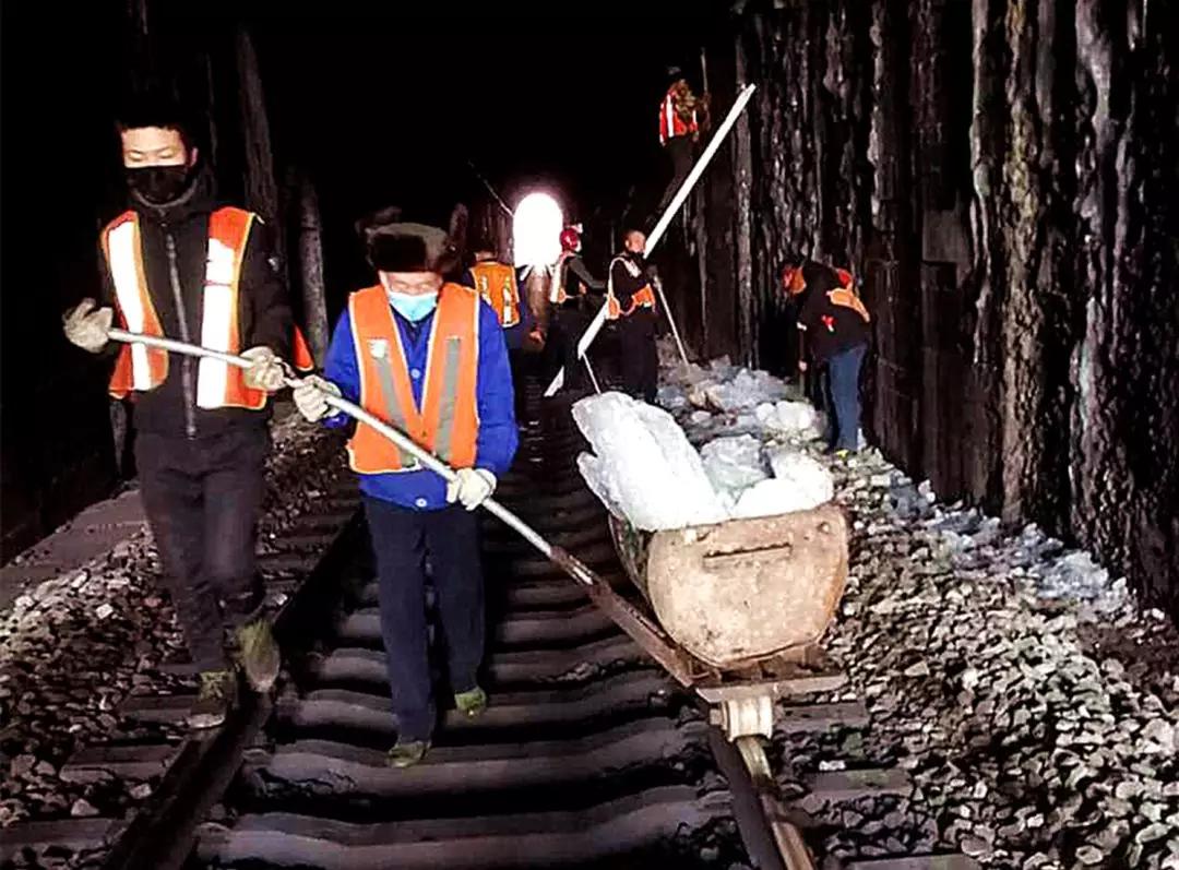 战疫情保春运铁路警察在行动,抗击疫情守护平安摄影征稿