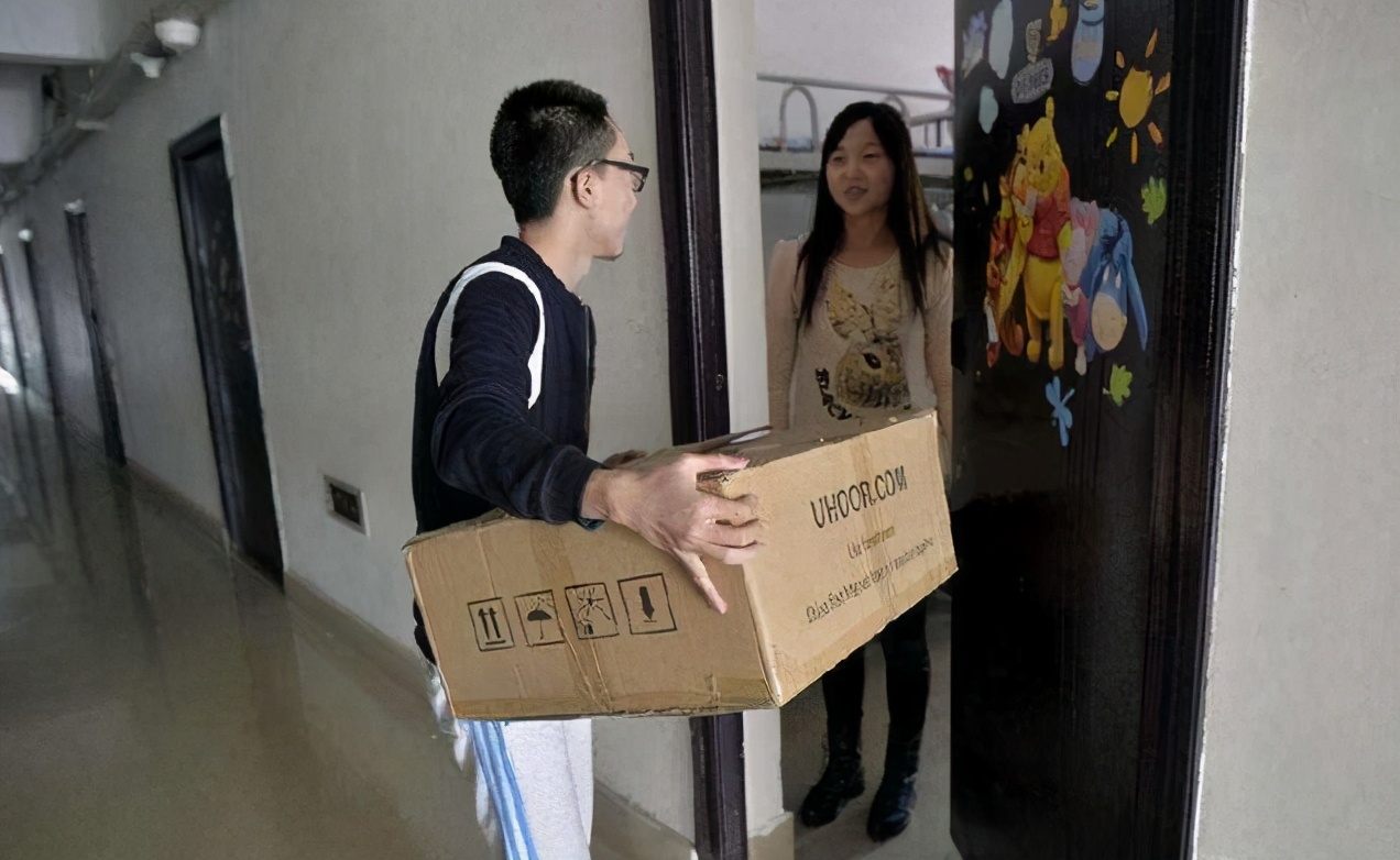 大学宿舍门上“标语”火了！辅导员查寝一脸问号？学妹：受教了