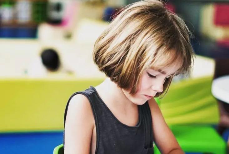 “妈妈,同桌总是摸我”,妈妈机智的应对,挽救了女儿的人生