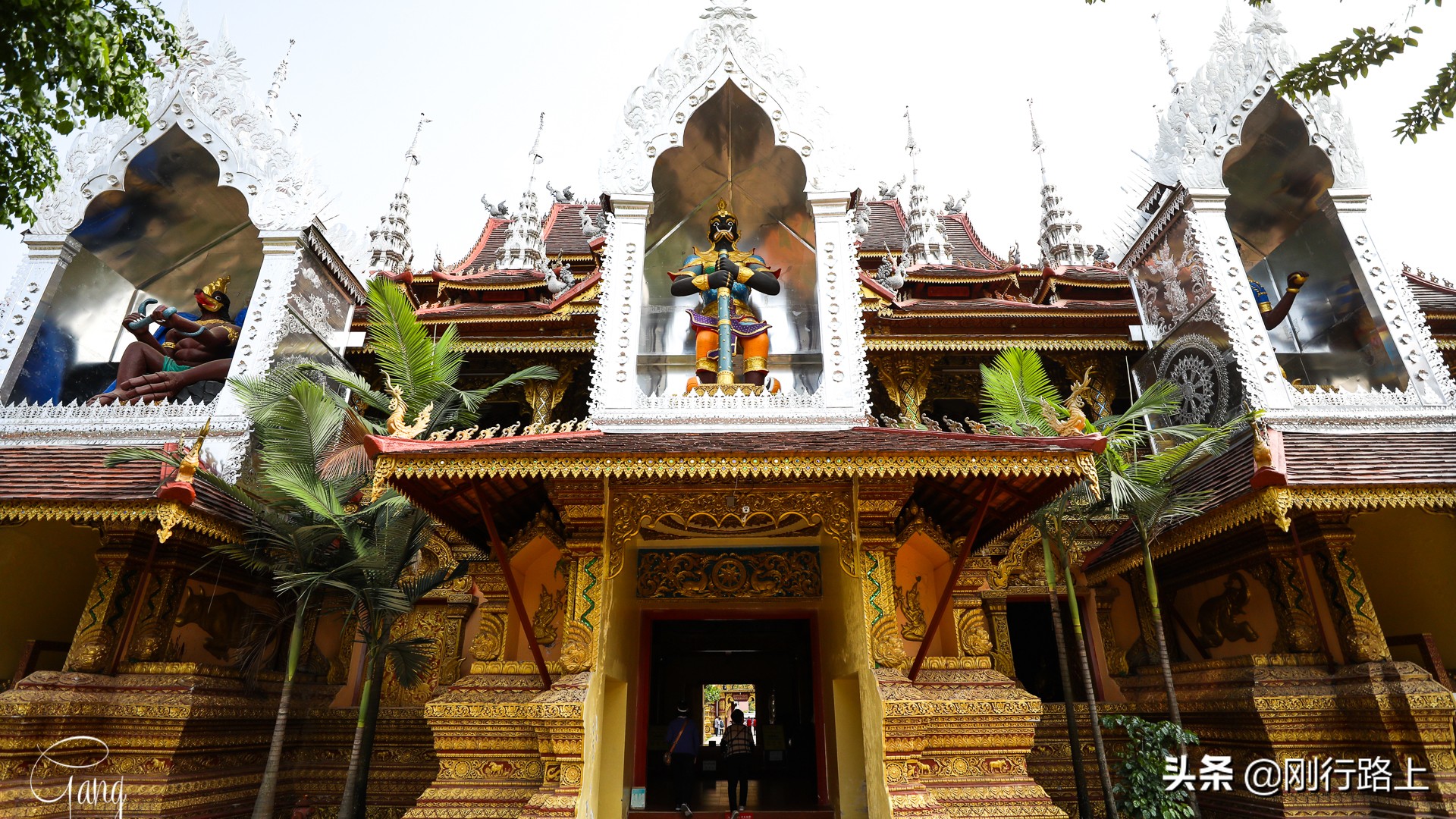 西双版纳总佛寺，历史悠久，佛教信徒将此寺视为拜佛圣地