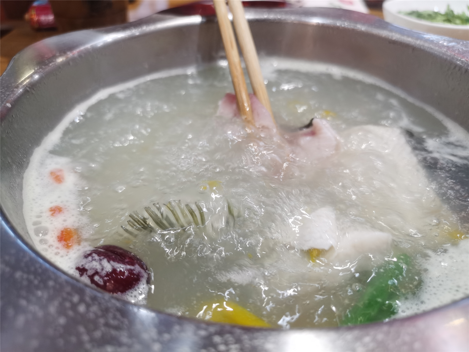 探店牛肉火锅老板,大连斑鱼火锅老板娘