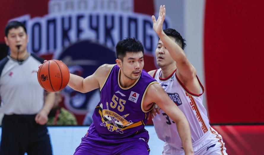 睁眼说瞎话？李根踹裆动作被抓，解说表示问题不大，裁判直接驱逐