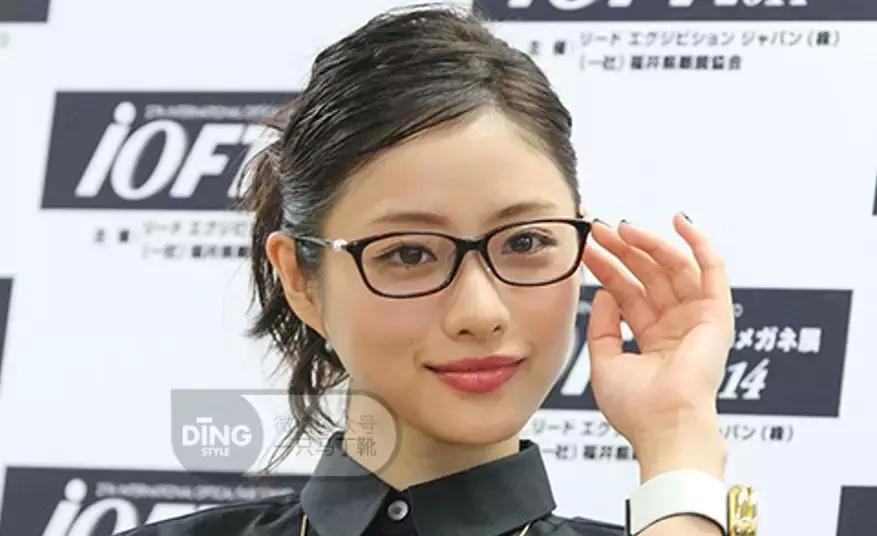 戴眼镜显眼睛小怎么化妆,戴眼镜又凸眼怎么化妆