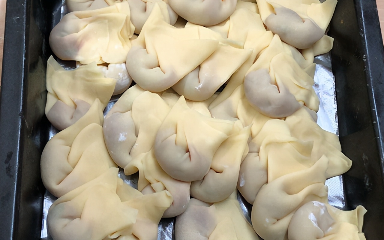 手把手教你包馄饨一学就会,从面粉开始包饺子的全过程