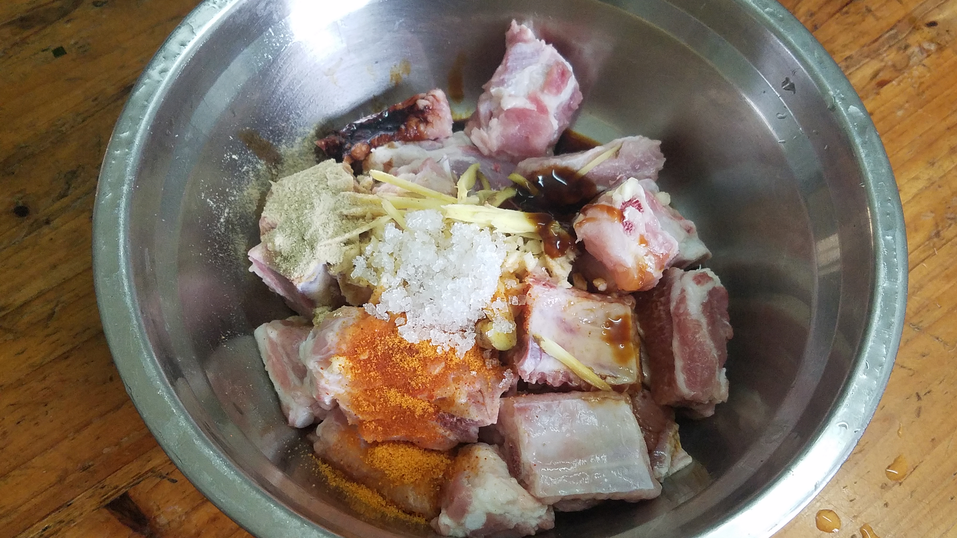 这才是椒盐排骨的家常做法，好吃又好看，味道超棒，2分钟学会