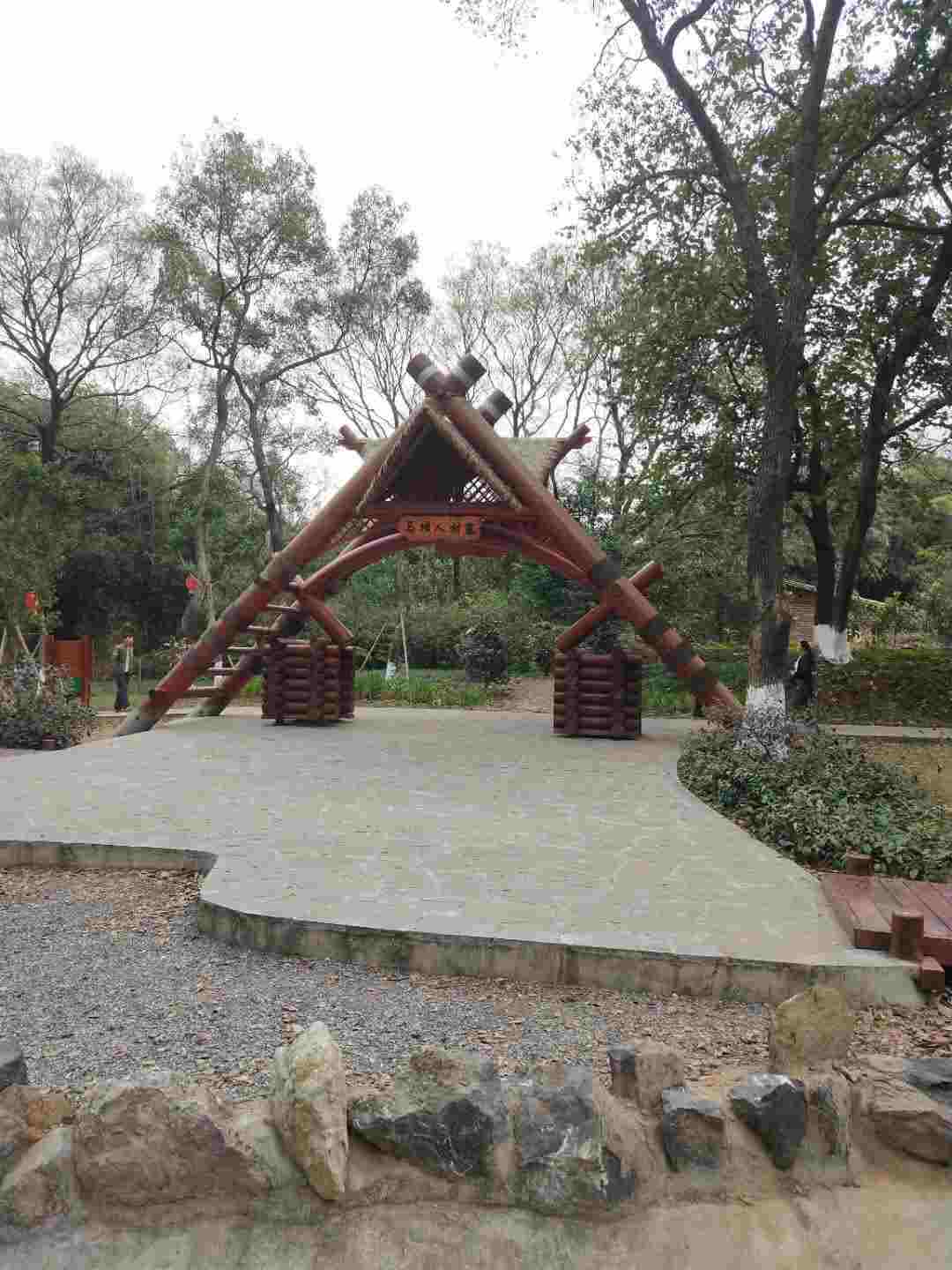 情知不久须相见，一日甚三秋，愁来不自由。‖马坝人遗址公园