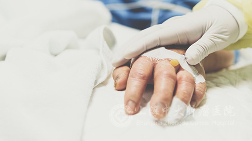 肺癌晚期胸腔积液气喘脚肿怎么办,肺癌晚期胸腔积液脑转移能活多久