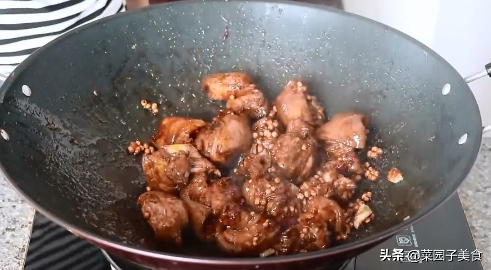 农村传统炖猪脚，详细的方法步骤，出锅真香，3斤猪脚不够吃