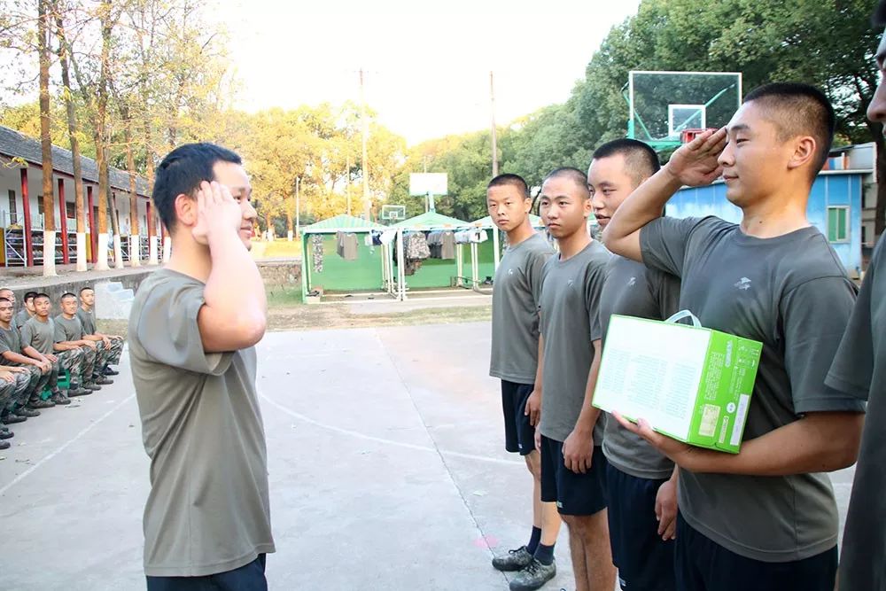 入伍一个月，新战友们对26个英文字母有了全新的认识！