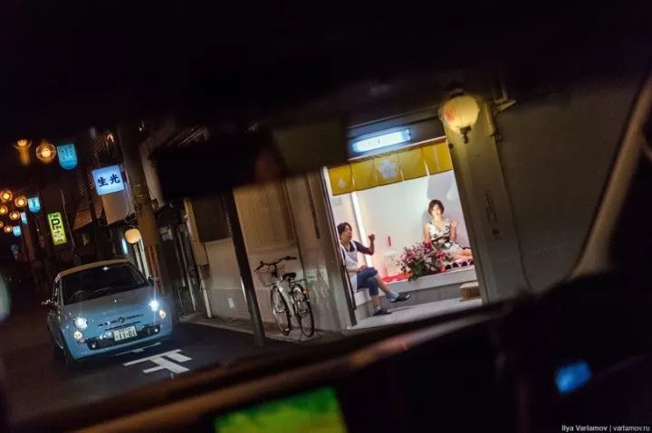 俄罗斯记者闯入日本*灯区红**，冒死*拍偷**下了大量照片