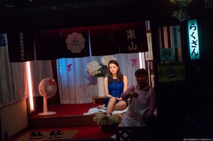 俄罗斯记者闯入日本*灯区红**，冒死*拍偷**下了大量照片