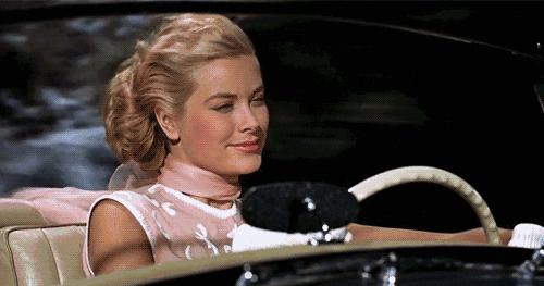 春天方丝巾怎么系好看,丝巾这样系简单时尚又清爽