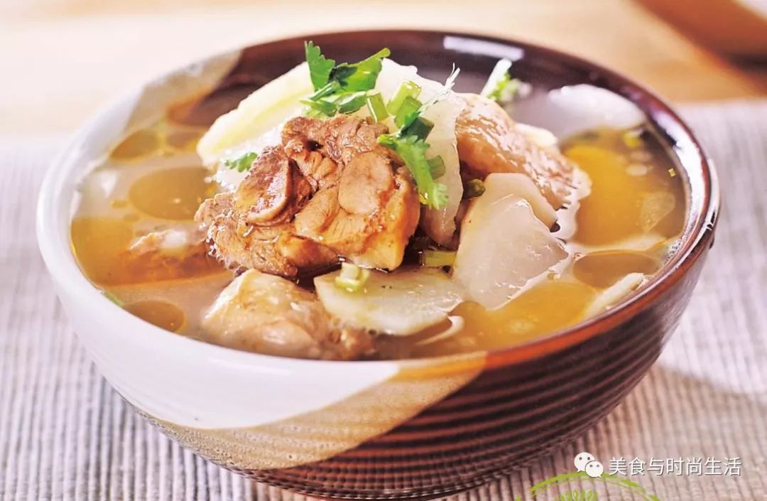 荸荠雪梨鸭汤，荸荠与雪梨甜脆多汁，搭配鸭肉煮汤，汤汁甜润可口，还可润肺止咳哦