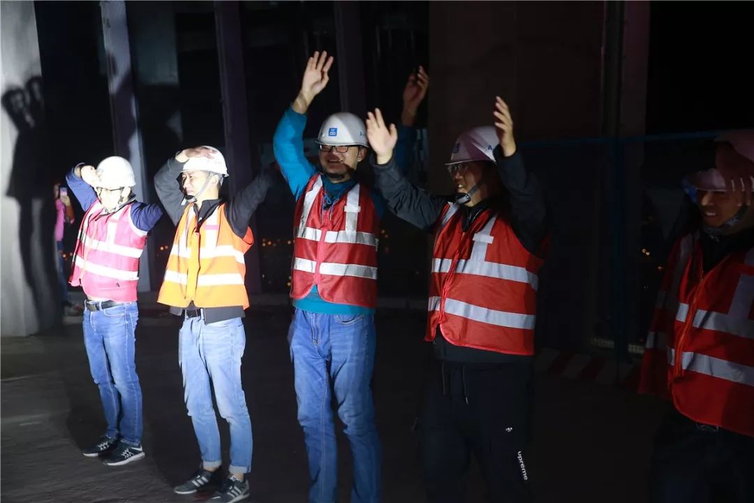 求婚钻戒视频浪漫周大福,周大福400米高空求婚视频