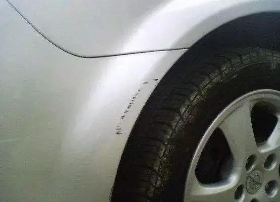 车子被喷到飞漆怎么能清理掉,车子小刮蹭怎么处理