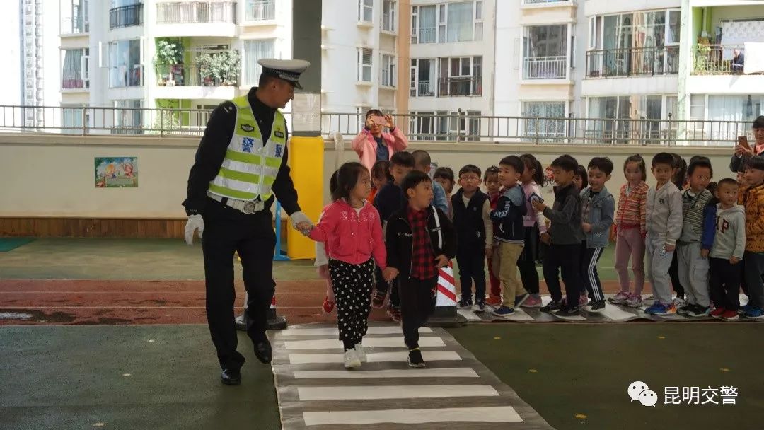 大手牵小手创文明,大手牵小手共创文明的内容