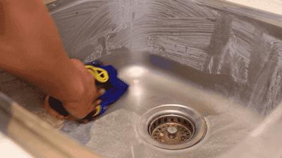 变态的韩国人发明了一款厨房神器，用它擦一擦家里各种锈迹、顽固污渍一扫而光！一分钟亮洁如新！