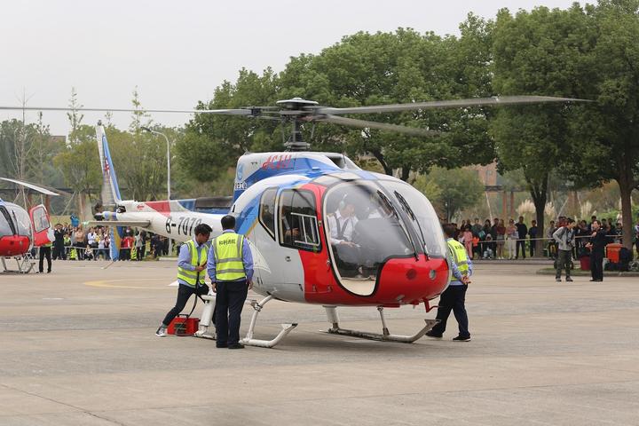“开着直升机来抢人”这场招聘活动刷爆宁大学子的“朋友圈”