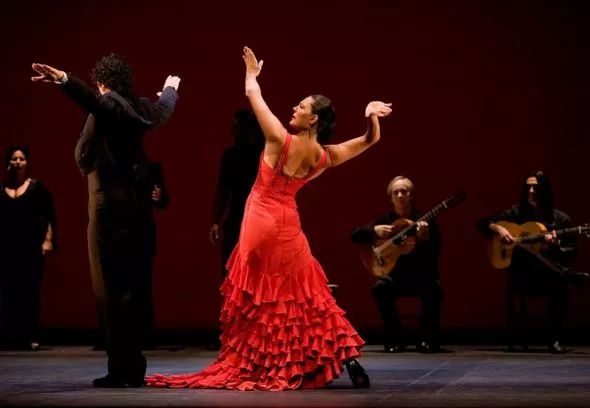 家门口看演出的快乐,家门口看大戏群众乐开怀