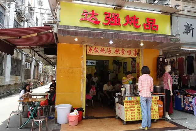张敬轩住过的这条老街，随便几家美食店，加起来超过150岁！