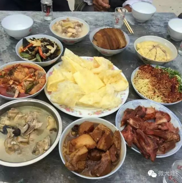 大理八大碗鱼做法,大理剑川八大碗店