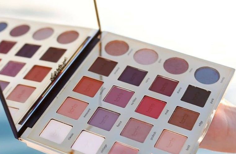 I.T上半财年净利润破1亿港元；Moncler前三季度亚洲地区收入大涨32%；HMxMoschino联名系列发布