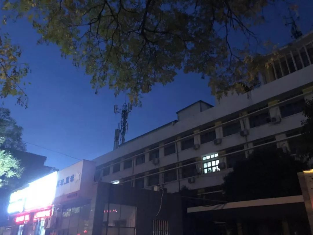 晚上七点以后可以给车加油，否则影响空气质量？！