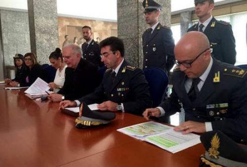 与中国游客、亲友合伙骗取退税43名意大利华人被起诉