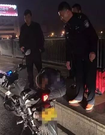 张家界将发布旅游“红黑名榜”/4残疾人成为全省典型/一男子网上卖枪/两人被“开”