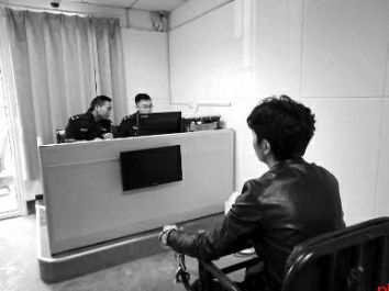 男子酒驾冲卡,男子酒驾疯狂冲卡