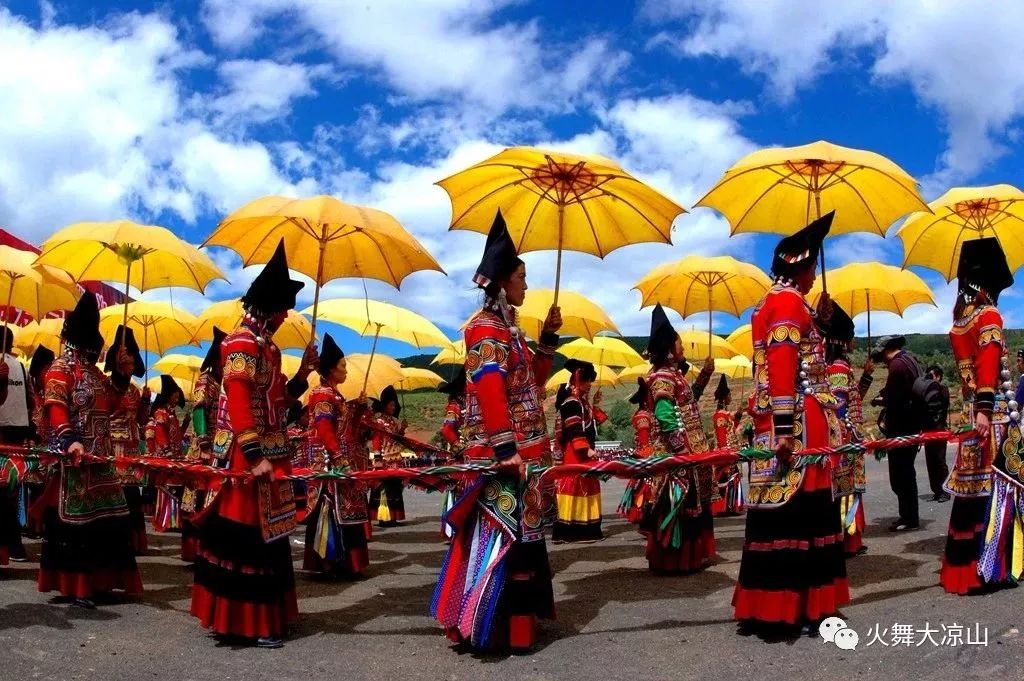 凉山彝族女孩出嫁服饰,彝族各地服饰