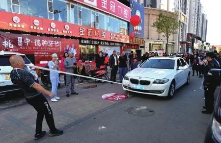 「新闻一锅烩」一份检察建议书监督整改18家网络餐饮｜苏州草根大力士陈龙兴在同表演牙齿拉车绝活