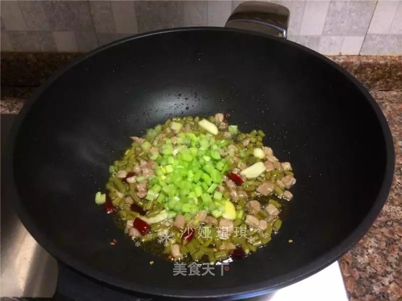 泡豇豆炒牛肉怎么做才好吃视频,泡豇豆炒牛肉粒