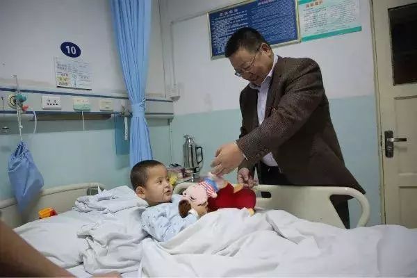 昌吉4岁男孩先天无肛，有人筹集16万元让他“重获新生”