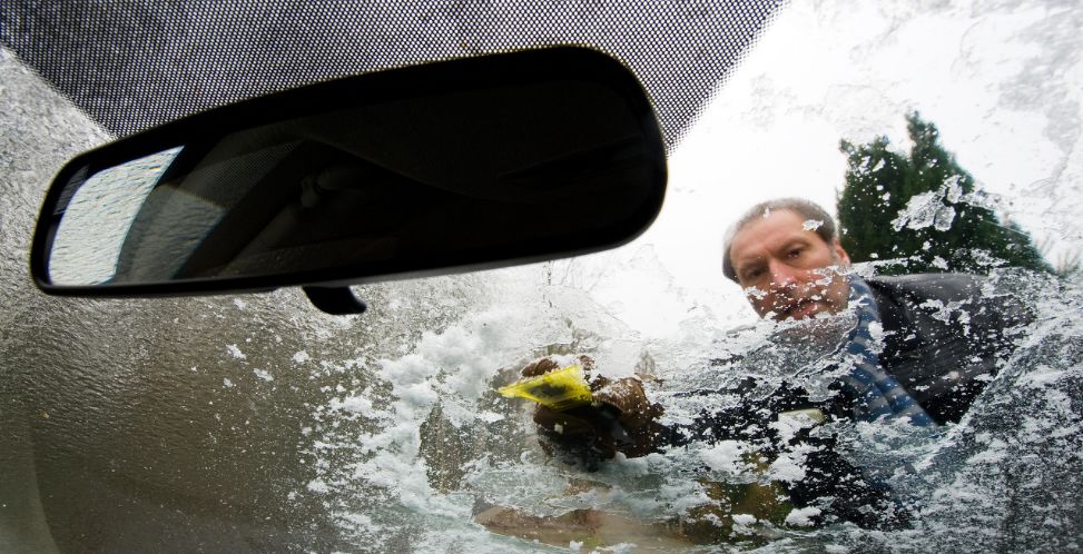 汽车玻璃起油雾是怎么回事,汽车室内玻璃去雾方法