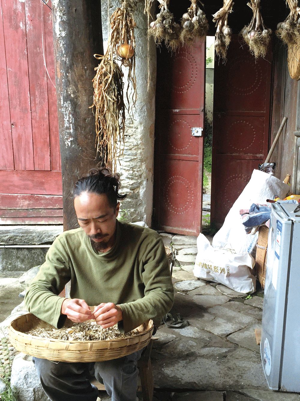 这个年轻人不上班不买房，在大理种地7年，生活过成了这样……