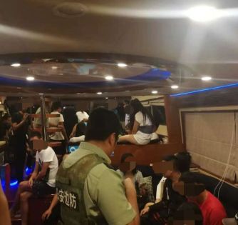 快艇出海意外翻船,一群男子租游艇出海