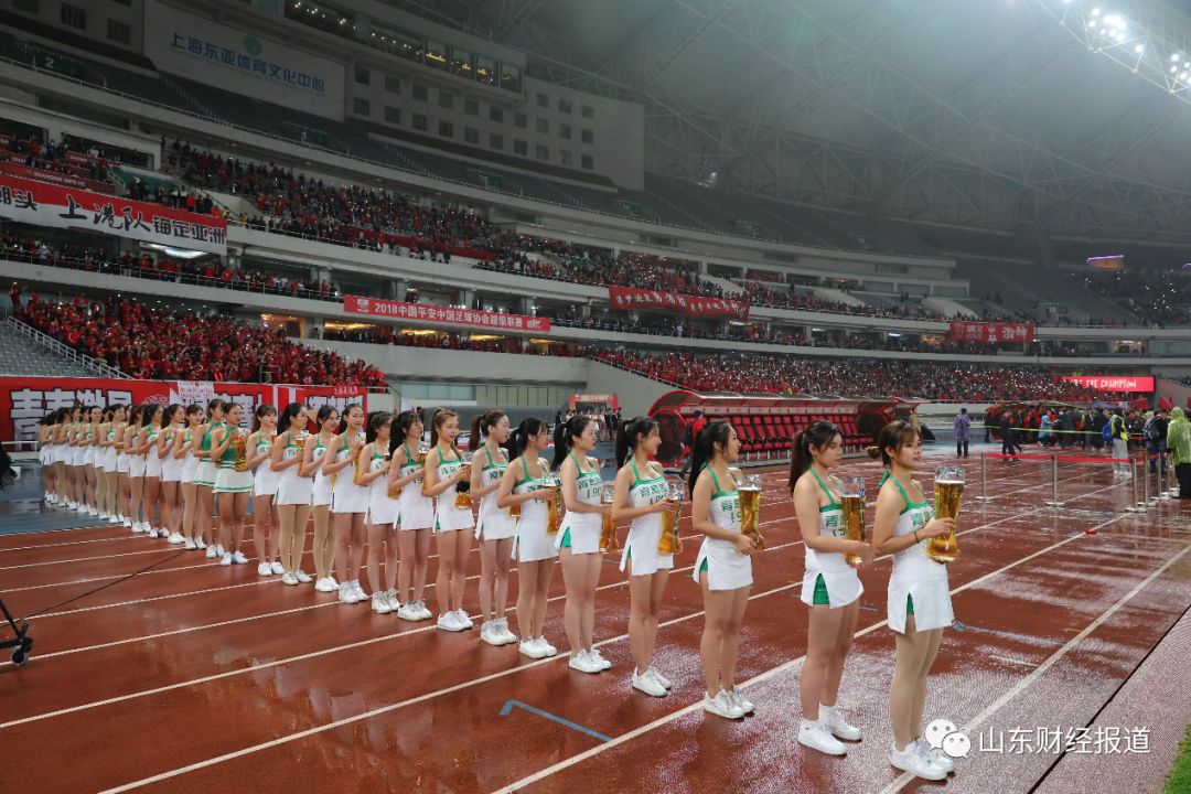 上港夺冠庆功宴武磊人气爆棚,上海上港夺冠啤酒