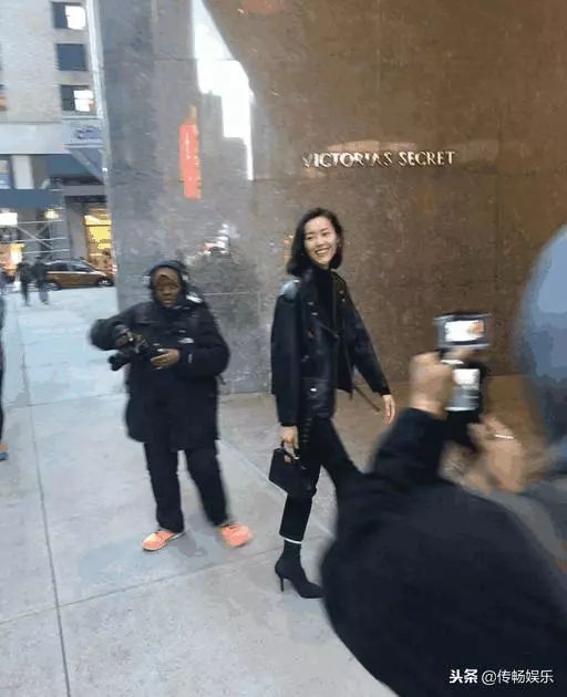 维秘年度“丑”秀落幕，我只记住了各种美好肉体……和东北大花袄！