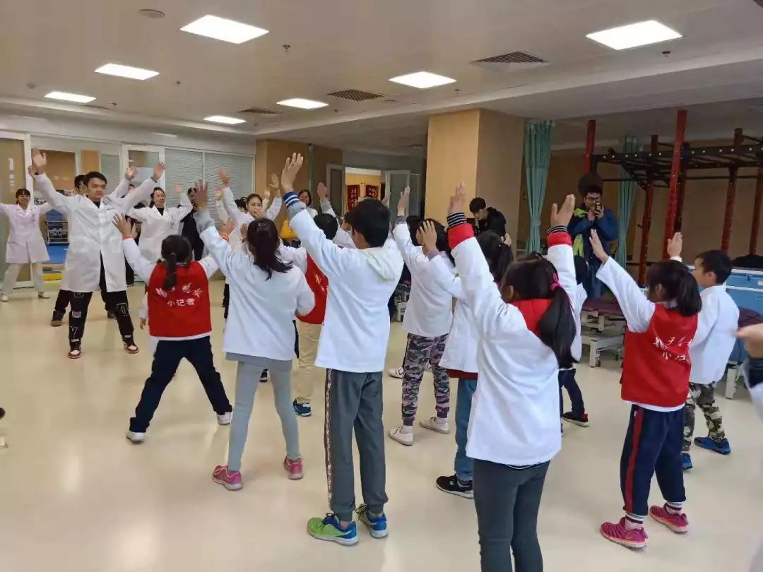 记者走进医院康复科了解康复医学,儿童康复治疗师课程