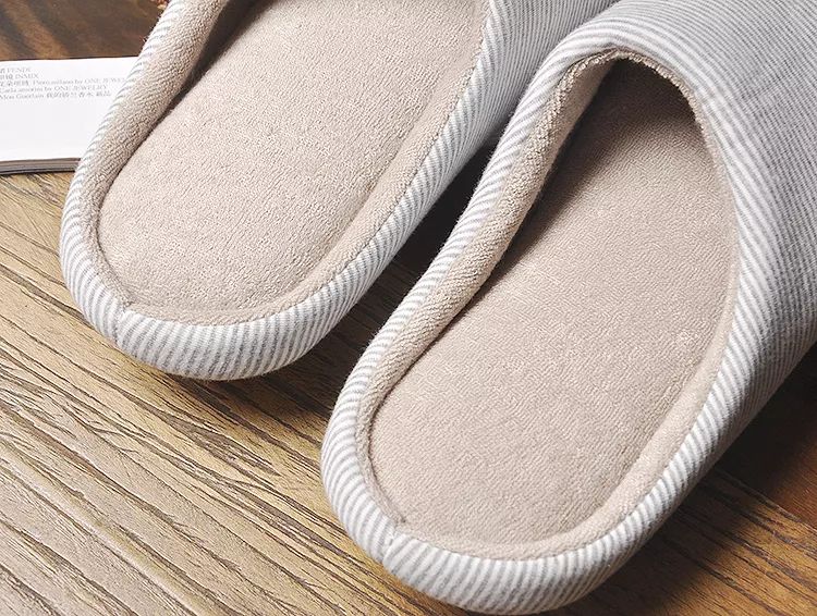 这是一双乳胶棉拖，跳跃在云端之巅的曼妙，穿上3秒就暖脚！