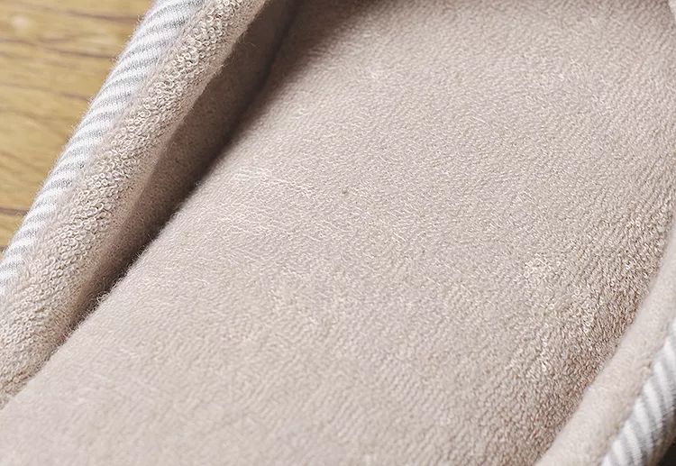 这是一双乳胶棉拖，跳跃在云端之巅的曼妙，穿上3秒就暖脚！