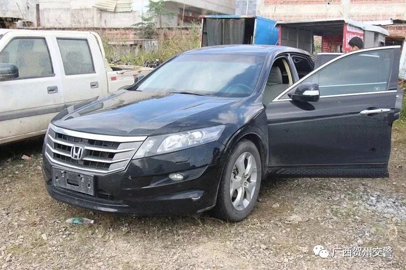 一线｜8块假车牌！强行冲卡逃逸3公里后弃车而逃？全因车上这价值10万元香烟……